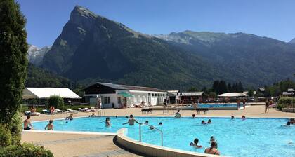 Apartamento estupendo de 1 cama con vistas a la montaña, cerca del centro de Samoens y del autobús de esquí