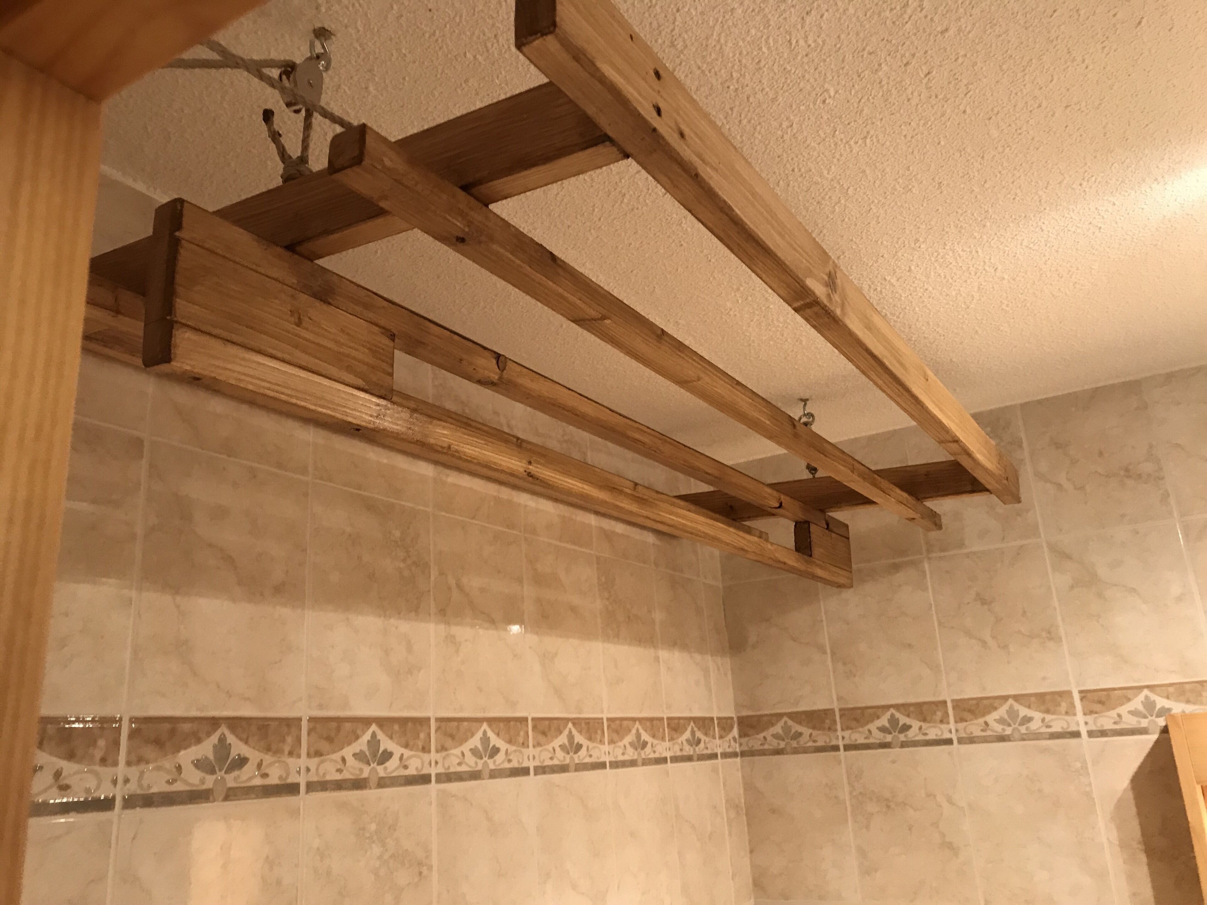Une pièce avec des poutres apparentes, des murs recouverts de carreaux et une bordure décorative.