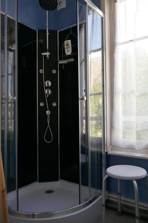 Shower, hair dryer, towels, shampoo - Authentic, listed, family-run Wimereusian villa just a stone's throw from the beach.  (Wimereux)