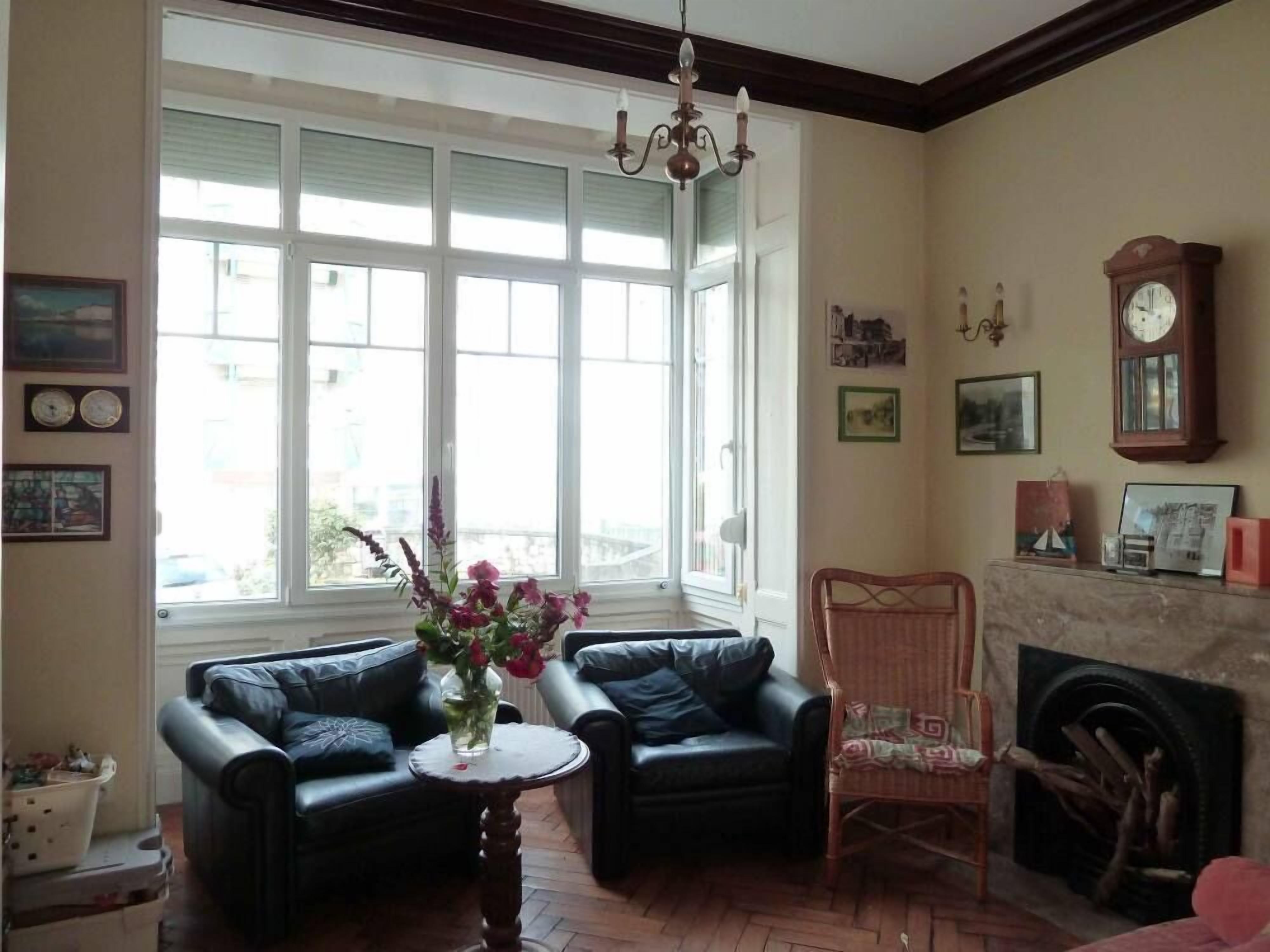 Televisor, reproductor de DVD, llibres i estèreo 