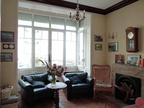 Télévision, lecteur de DVD, livres, chaîne hi-fi