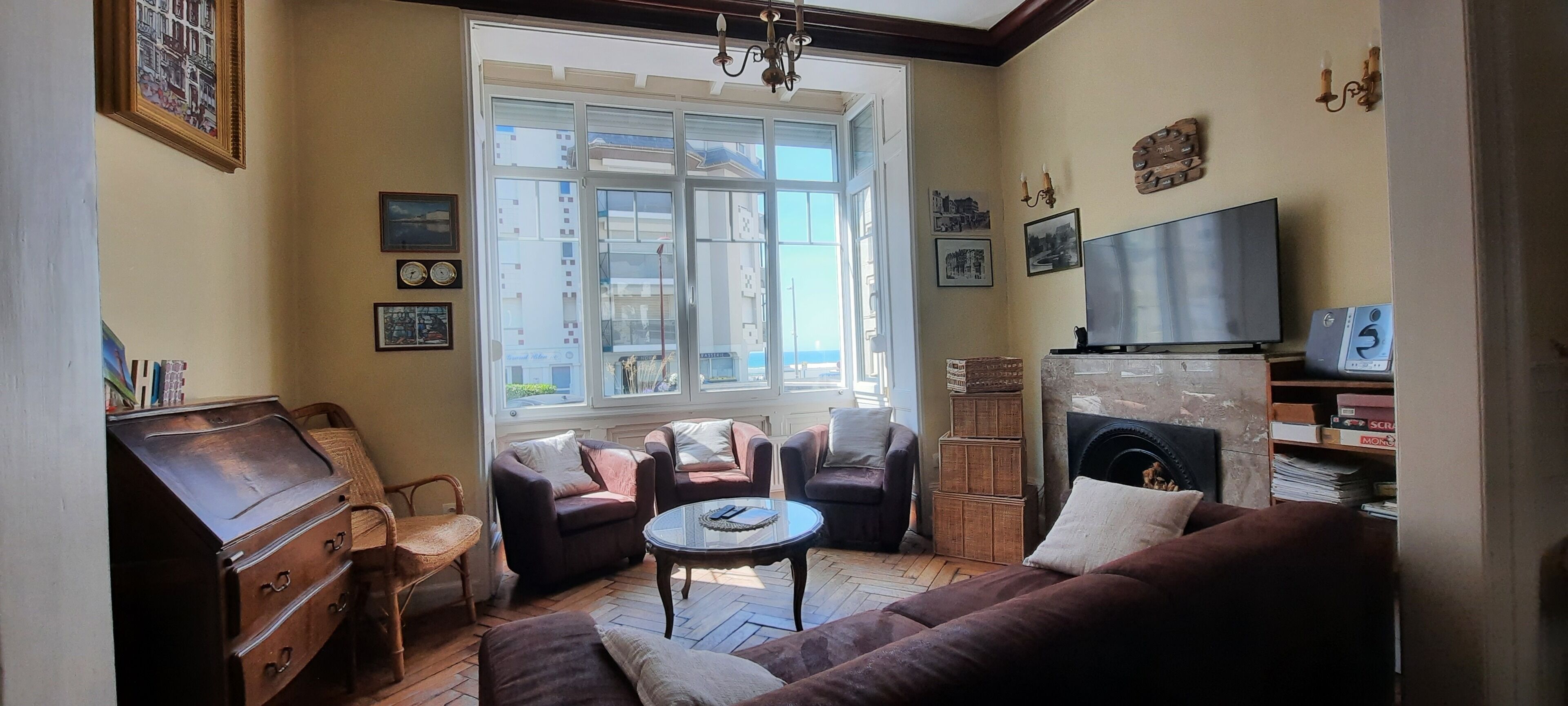 Un salon doté d’une cheminée, d’un téléviseur et d’une grande fenêtre offrant une belle vue.