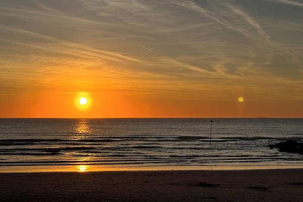 PĂ„ stranden och solstolar