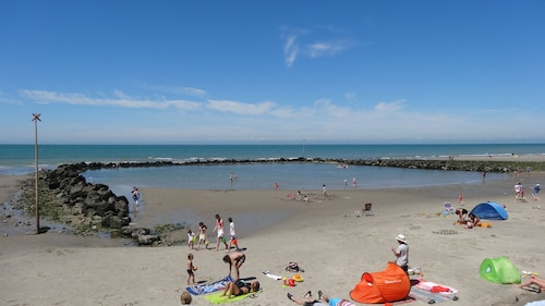 Authentic, listed, family-run Wimereusian villa just a stone's throw from the beach. 