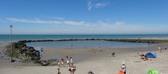 Authentic, listed, family-run Wimereusian villa just a stone's throw from the beach. 