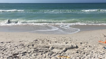 沙滩椅、沙滩毛巾