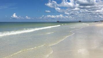 沙滩椅、沙滩毛巾