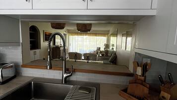 冰箱、微波炉、烤箱、炉灶