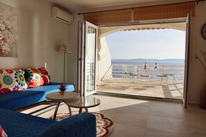 TV connectée, lecteur de DVD, livres