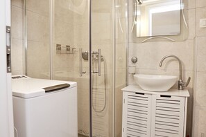 Ensemble baignoire-douche, séchoir à cheveux, serviettes fournies, savon