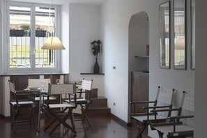 Dining - Delightful two-room apartment in the heart of Genoa. (Genova)
