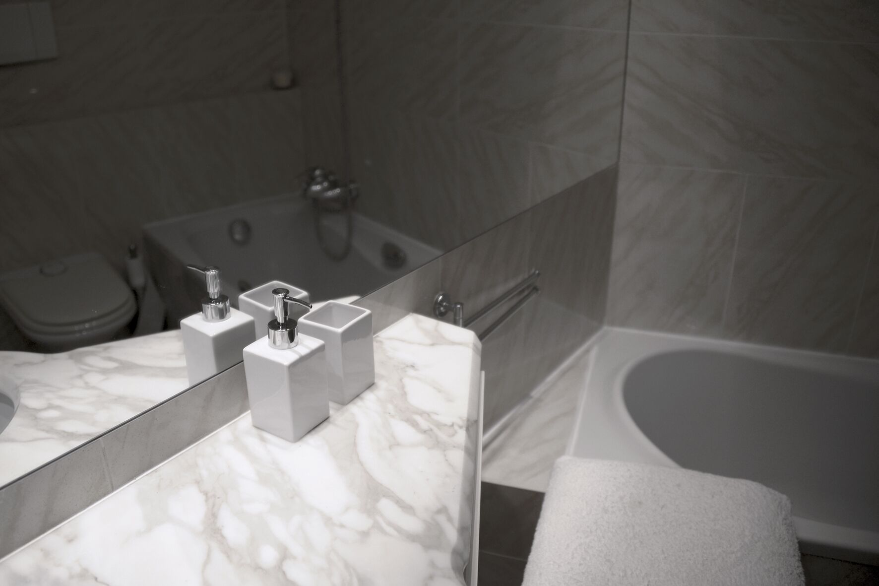 Combined shower/tub, hair dryer, bidet, towels