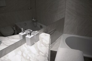Combined shower/tub, hair dryer, bidet, towels