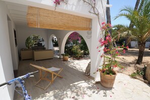 Terrace/patio - CHALET TORRALBA, Close to the beach, pool, quiet holidays, WiFi (Sant Antoni de Portmany)