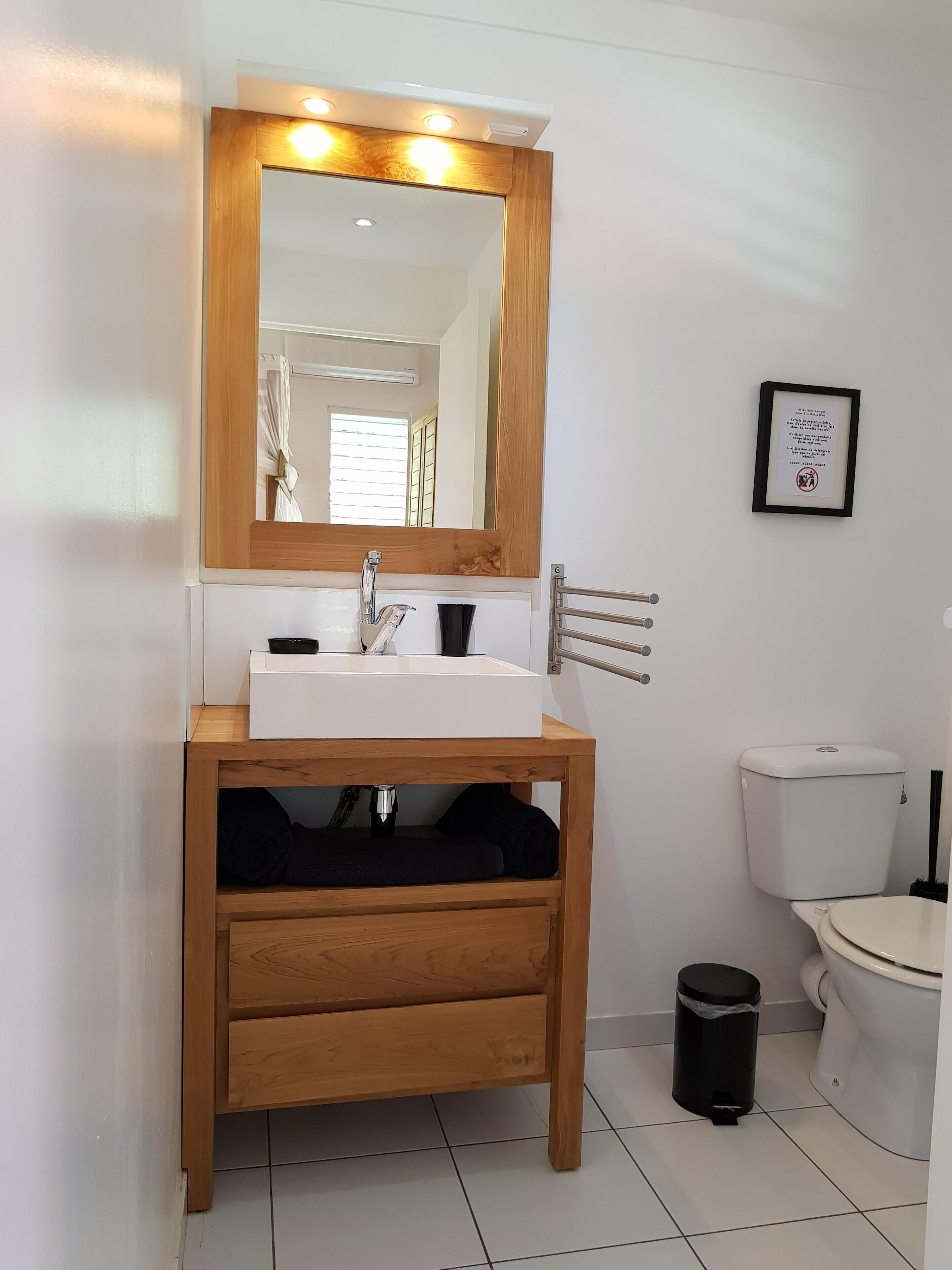 Sèche-cheveux, serviettes fournies