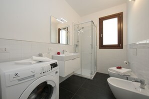 Shower, hair dryer, bidet, towels