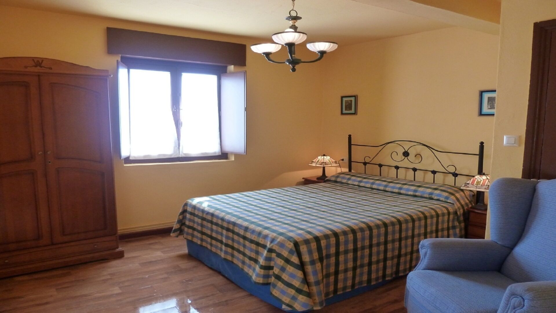 Asturian house in the mountains and near the coast