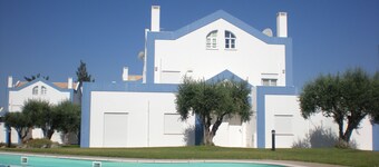 Comfortable & Spacious Townhouse, Large Pool & Gardens - Great Air Conditioning