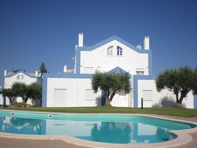 Comfortable & Spacious Townhouse, Large Pool & Gardens - Great Air Conditioning