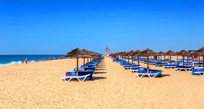 Comfortable & Spacious Townhouse, Large Pool & Gardens - Great Air Conditioning