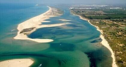 Spacious Studio Apt, With Air - Con, Lovely Swimming Pool, Very Close To Beach.