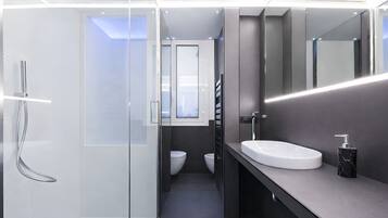 Doccia, vasca idromassaggio, asciugacapelli, bidet