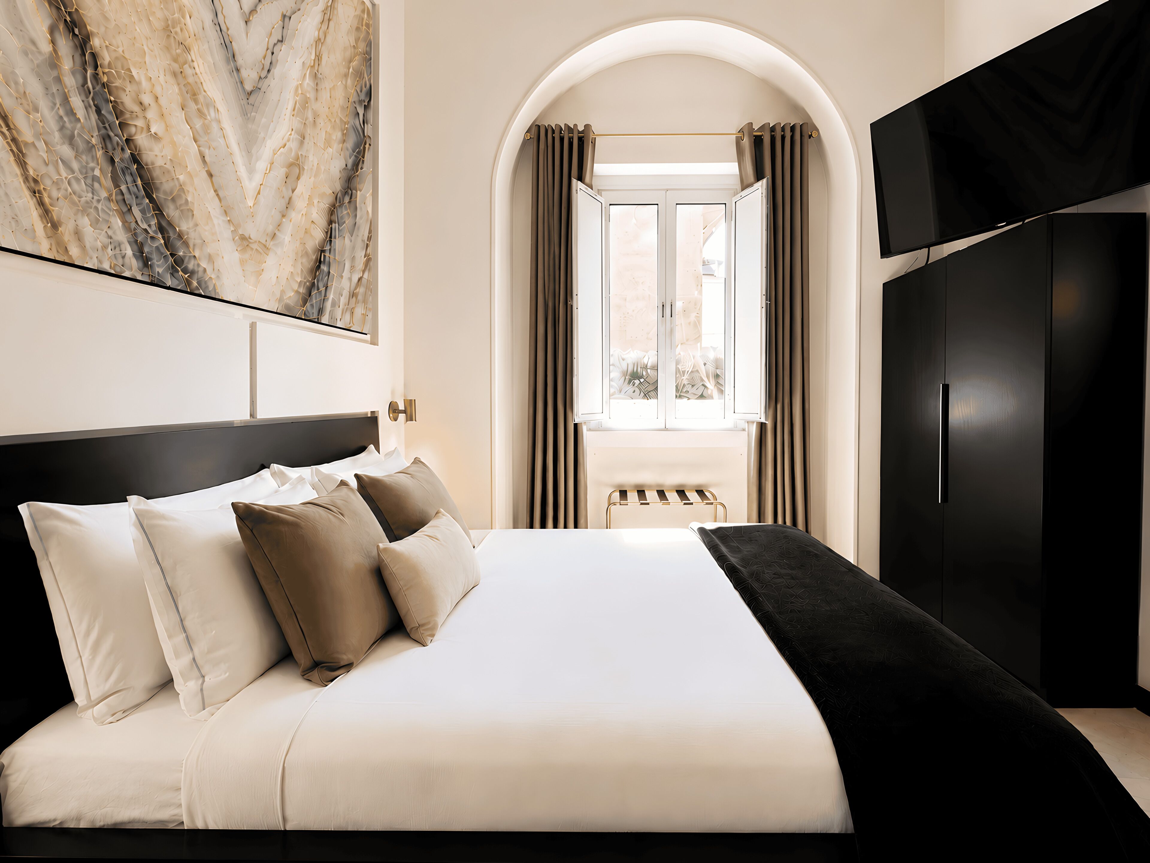 Une chambre d’hôtel avec un lit, une télévision et une fenêtre avec des rideaux.
