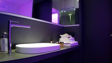 Dusche, Whirlpool, Haartrockner, Bidet