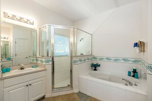 Ensemble douche/baignoire, sèche-cheveux, serviettes fournies