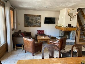 Smart TV, caminetto, videogiochi, lettore DVD