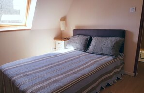 3 habitaciones, tabla de planchar con plancha, wifi y ropa de cama 