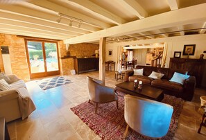 Un salón espacioso con chimenea, comedor y cocina.