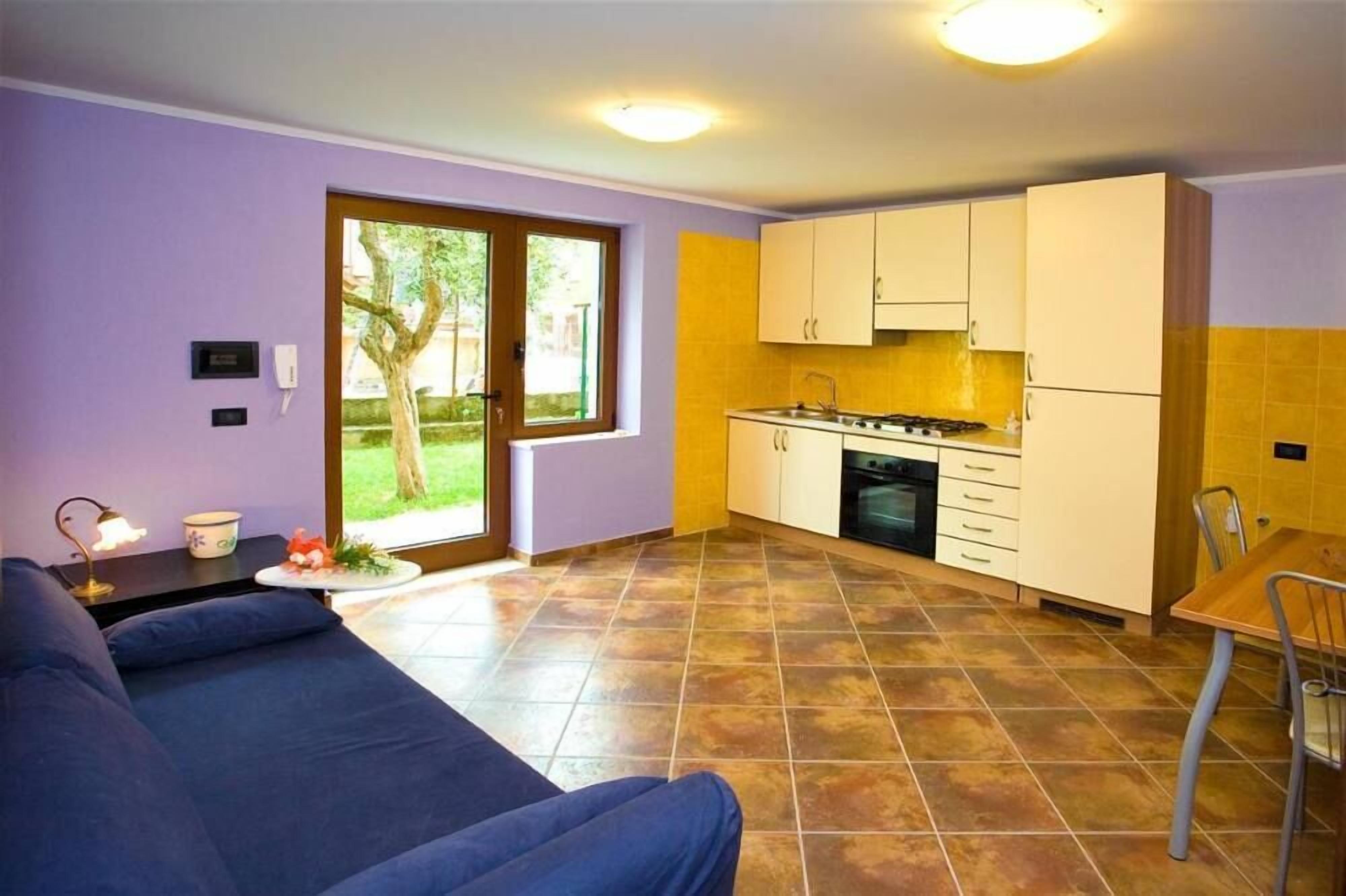 Apartment with garden, air conditioning & parking 200 meters from the beach 