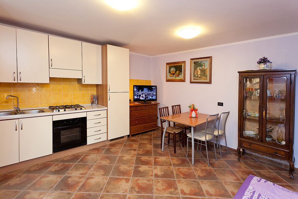 Apartment with garden, air conditioning & parking 200 meters from the beach 