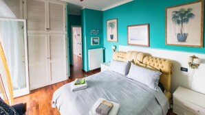 A bedroom with a bed, a nightstand, a dresser, a ceiling fan, and a window with curtains. - Splendid Villa with private pool and stunning views in Sperlonga, near Rome (Sperlonga)