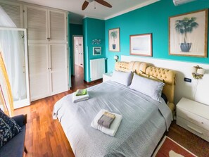 8 bedrooms, desk, iron/ironing board, travel cot