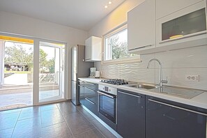 Kühlschrank, Ofen, Herdplatte, Geschirrspüler