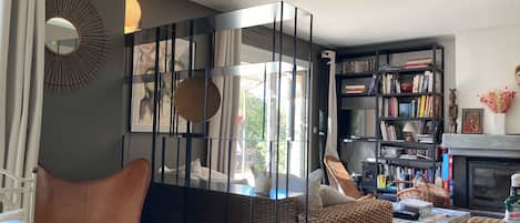 Fernseher, Kamin, DVD-Player, Bücher