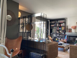 TV, fireplace, DVD player, books