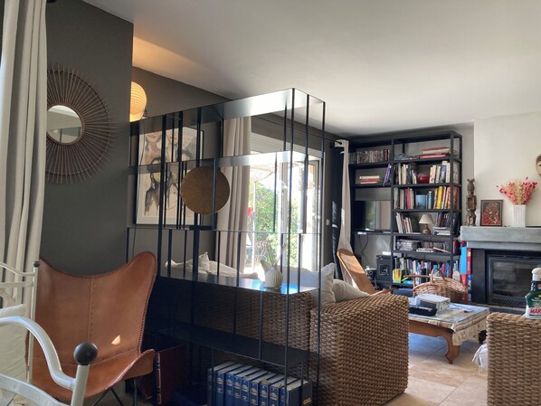 TV, fireplace, DVD player, books