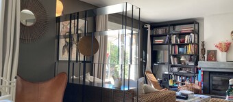 CHARMANTE MAISON SOUS LES ARBRES DANS TRÈS GRAND JARDIN