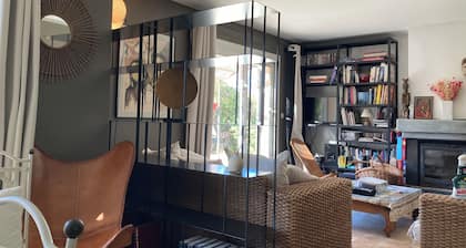 CHARMANTE MAISON SOUS LES ARBRES DANS TRĂS GRAND JARDIN