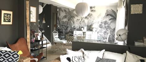 TV, peis, DVD-spiller og bøker