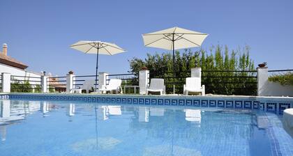 Villa with spectacular views, extensive garden with private pool Wifi