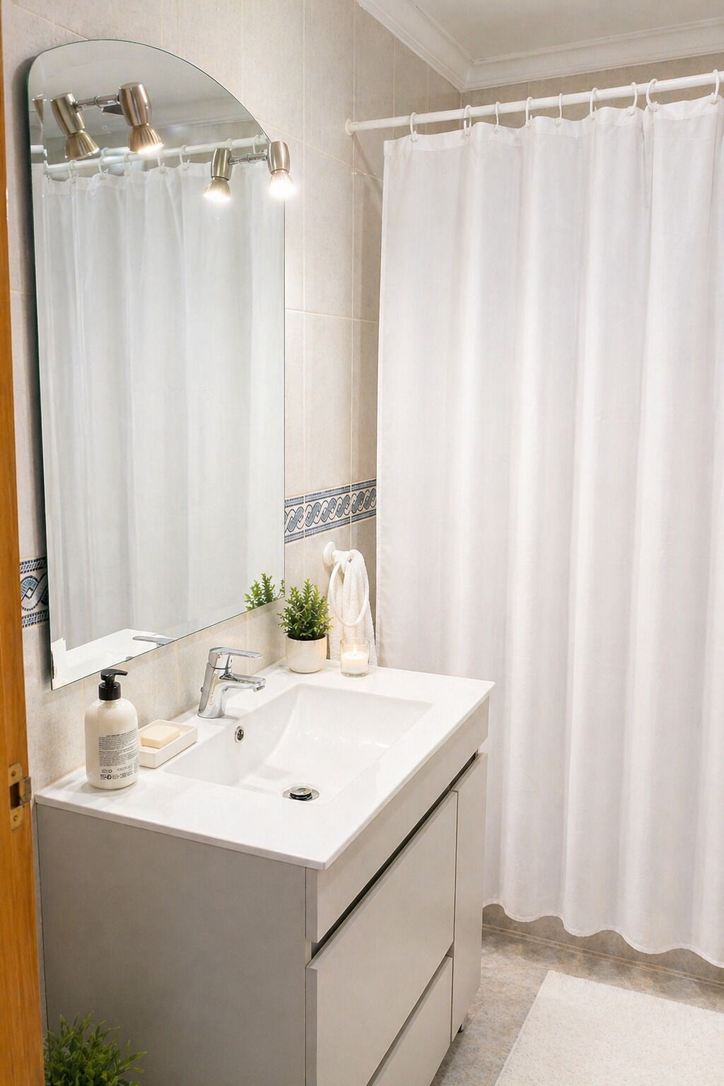 Een bad/douchecombinatie, een haardroger, een bidet, handdoeken