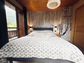 4 bedrooms, iron/ironing board, free WiFi
