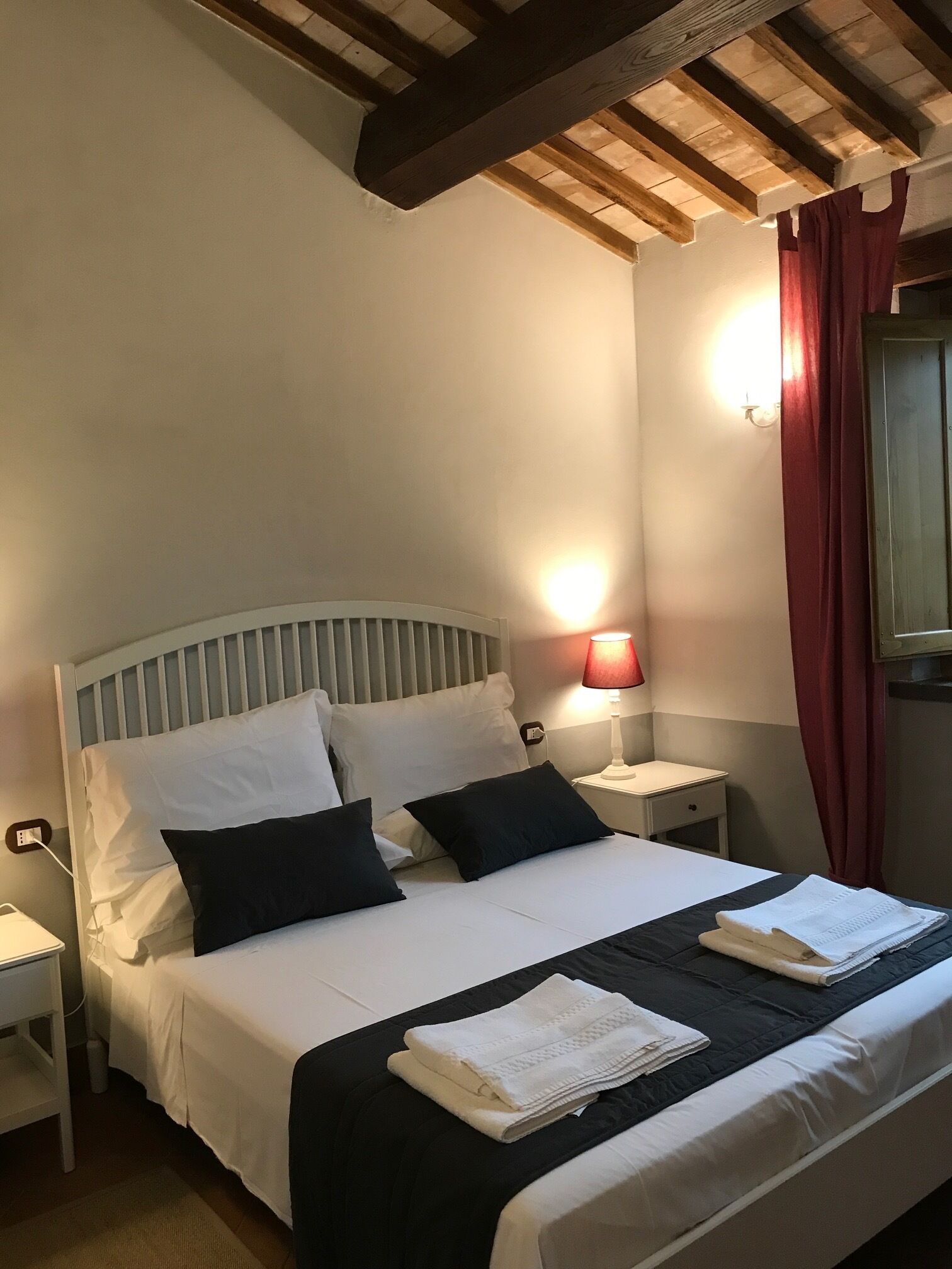 Corte degli Ulivi, 13 rooms plus, farmhouse and outbuilding, ideal for groups.