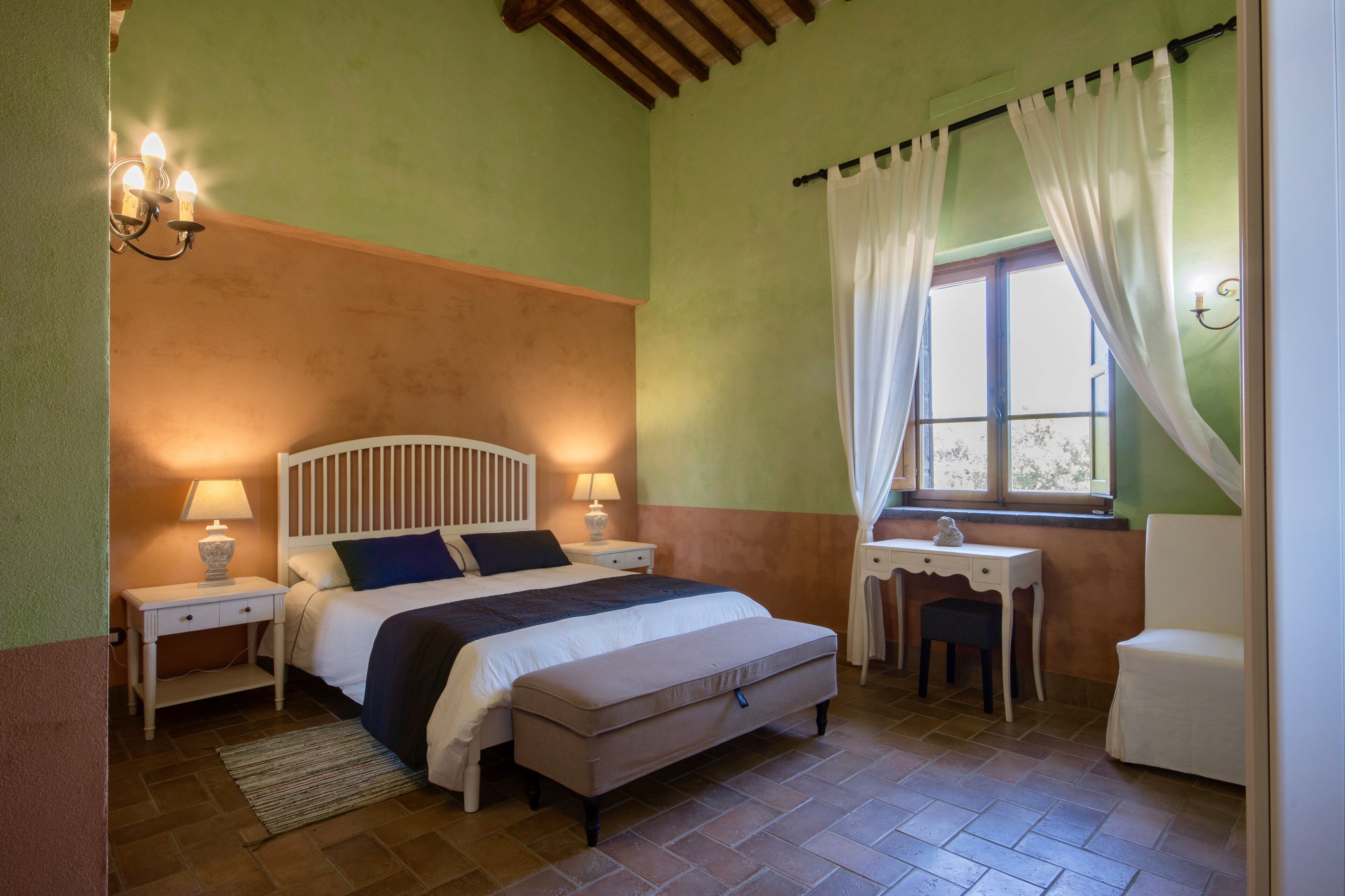 Corte degli Ulivi, 13 rooms plus, farmhouse and outbuilding, ideal for groups.
