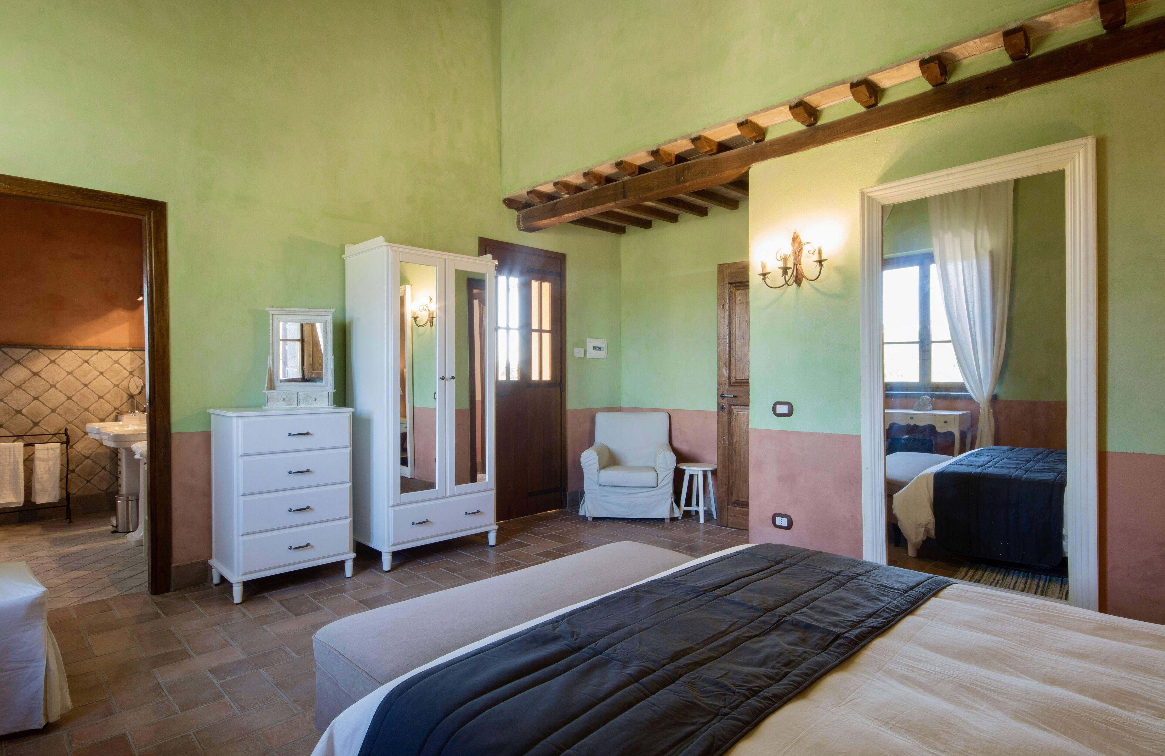 Corte degli Ulivi, 13 rooms plus, farmhouse and outbuilding, ideal for groups.
