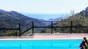 Una piscina con vistas a un paisaje montañoso.